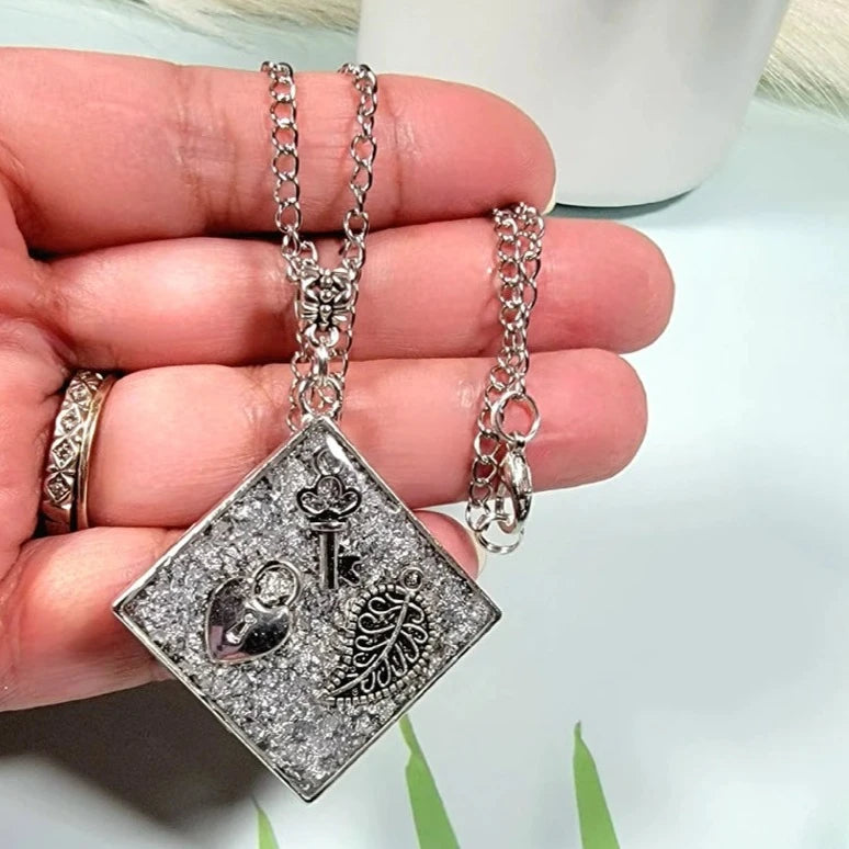 Collar de plata con llave mística del corazón, joyería de hojas de filigrana, colgante con tema de amor, diseño atemporal, declaración romántica única sentimental