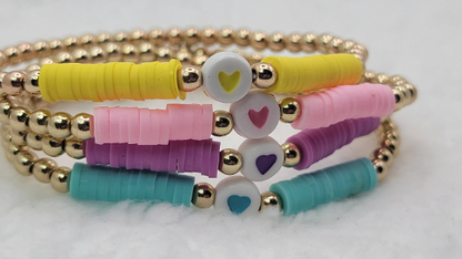 Bracelets Heishi pour enfants, design perlé centré sur le cœur, accessoire de poignet coloré au quotidien, bijoux ludiques pour pré-adolescents, adaptés aux tout-petits