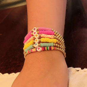 Pulseras Heishi para niños, diseño de cuentas centrado en el corazón, accesorio de muñeca colorido para todos los días, joyería divertida para preadolescentes, apto para niños pequeños