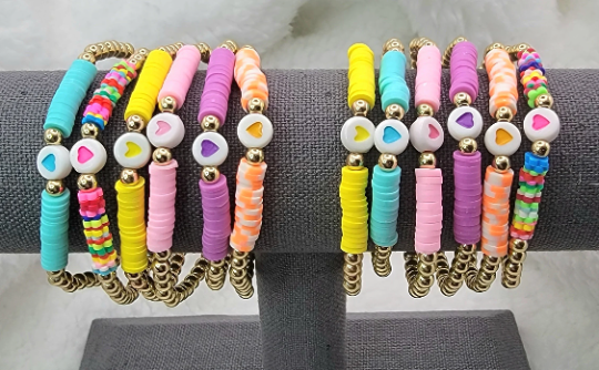 Bracelets Heishi pour enfants, design perlé centré sur le cœur, accessoire de poignet coloré au quotidien, bijoux ludiques pour pré-adolescents, adaptés aux tout-petits