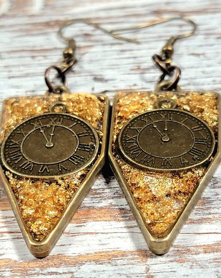 Pendientes Steampunk de elegancia industrial, joyería llamativa, arte de resina hecho a mano, encanto de pieza de reloj atemporal, reloj en miniatura en bisel colgante