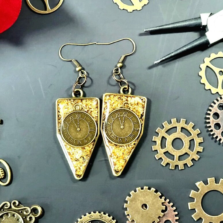 Pendientes Steampunk de elegancia industrial, joyería llamativa, arte de resina hecho a mano, encanto de pieza de reloj atemporal, reloj en miniatura en bisel colgante