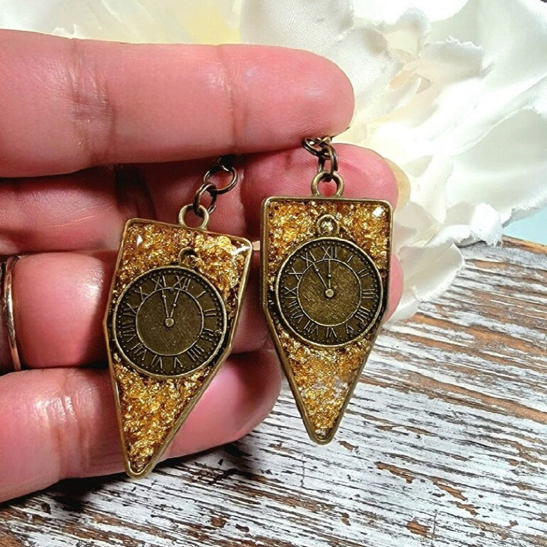 Boucles d’oreilles Steampunk d’élégance industrielle, bijoux de déclaration, art en résine fait à la main, charme de pièce d’horloge intemporelle, montre miniature en lunette pendante