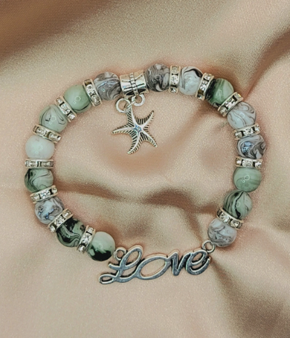 Pulsera con diseño de amor grabado, encanto de estrella de mar adornado con joyas inspiradas en el océano, diseño elegante y significativo, ropa de noche de joyería con clase