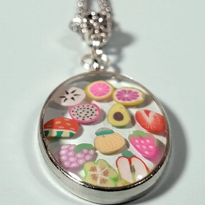 Collier de mélange de fruits d’été, pendentif de style tropical, mode printanière juteuse, charme d’été vibrant, bijoux de printemps, accessoire incontournable