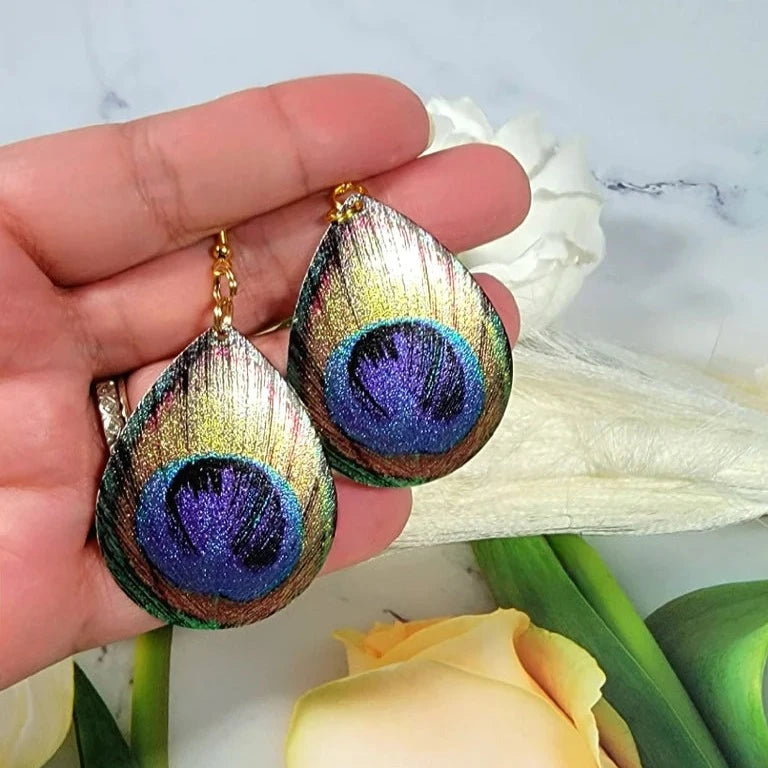 Boucles d'oreilles pendantes en forme de larme de paon pour femmes confiantes, bijou audacieux, pendentif coloré éblouissant, parfait pour les soirées élégantes