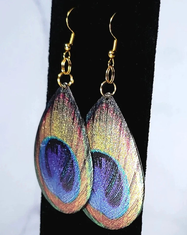 Boucles d'oreilles pendantes en forme de larme de paon pour femmes confiantes, bijou audacieux, pendentif coloré éblouissant, parfait pour les soirées élégantes