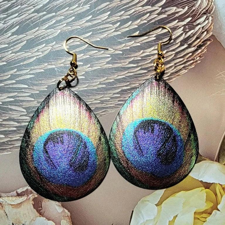 Boucles d'oreilles pendantes en forme de larme de paon pour femmes confiantes, bijou audacieux, pendentif coloré éblouissant, parfait pour les soirées élégantes