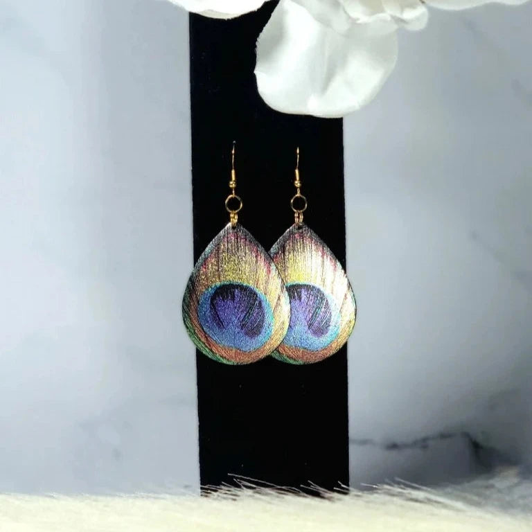 Boucles d'oreilles pendantes en forme de larme de paon pour femmes confiantes, bijou audacieux, pendentif coloré éblouissant, parfait pour les soirées élégantes