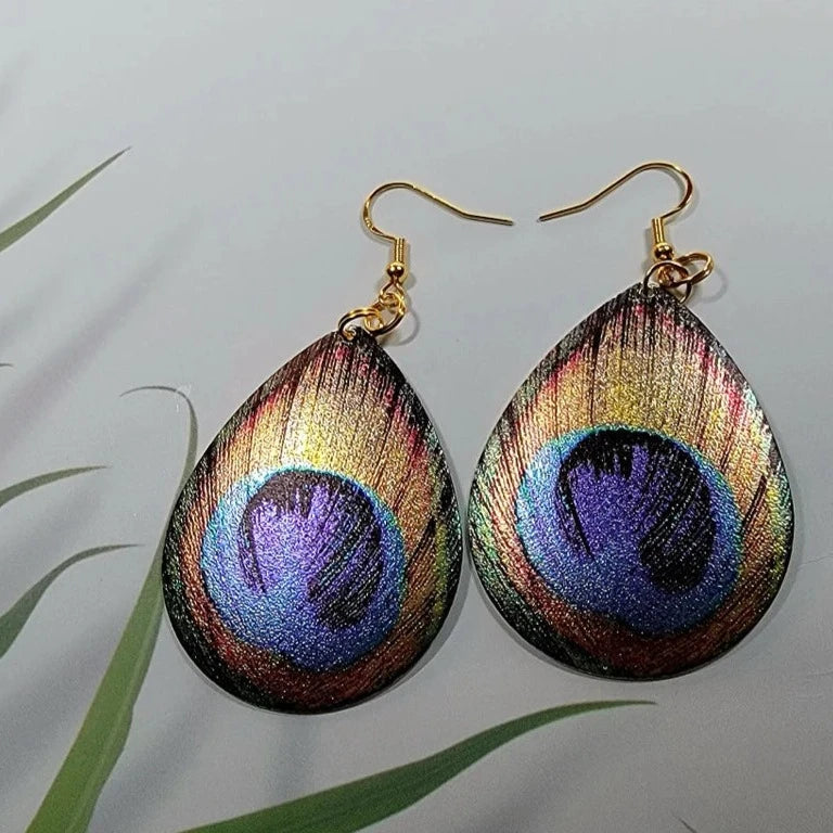 Boucles d'oreilles pendantes en forme de larme de paon pour femmes confiantes, bijou audacieux, pendentif coloré éblouissant, parfait pour les soirées élégantes