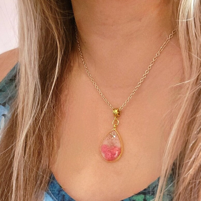 Colgante de flores minimalista, joyería floral real conservada, diseño delicado y simple, collar hecho a mano, flor prensada de belleza rústica