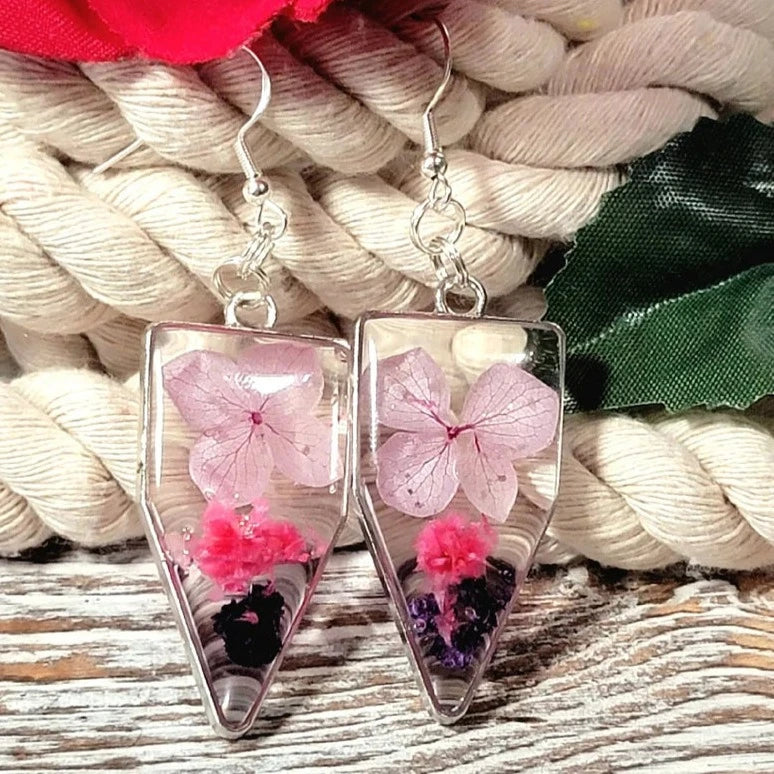 Pétales roses et boucle d’oreille d’œillet violet foncé, bijoux floraux délicats, l’art rencontre la nature, œuvre d’art botanique portable, pendentif inspiré de la nature