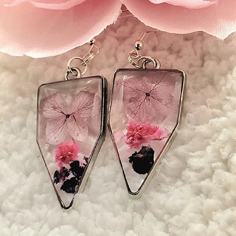 Pétales roses et boucle d’oreille d’œillet violet foncé, bijoux floraux délicats, l’art rencontre la nature, œuvre d’art botanique portable, pendentif inspiré de la nature