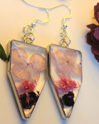 Pétales roses et boucle d’oreille d’œillet violet foncé, bijoux floraux délicats, l’art rencontre la nature, œuvre d’art botanique portable, pendentif inspiré de la nature