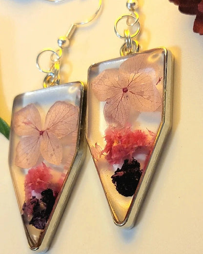 Pétales roses et boucle d’oreille d’œillet violet foncé, bijoux floraux délicats, l’art rencontre la nature, œuvre d’art botanique portable, pendentif inspiré de la nature