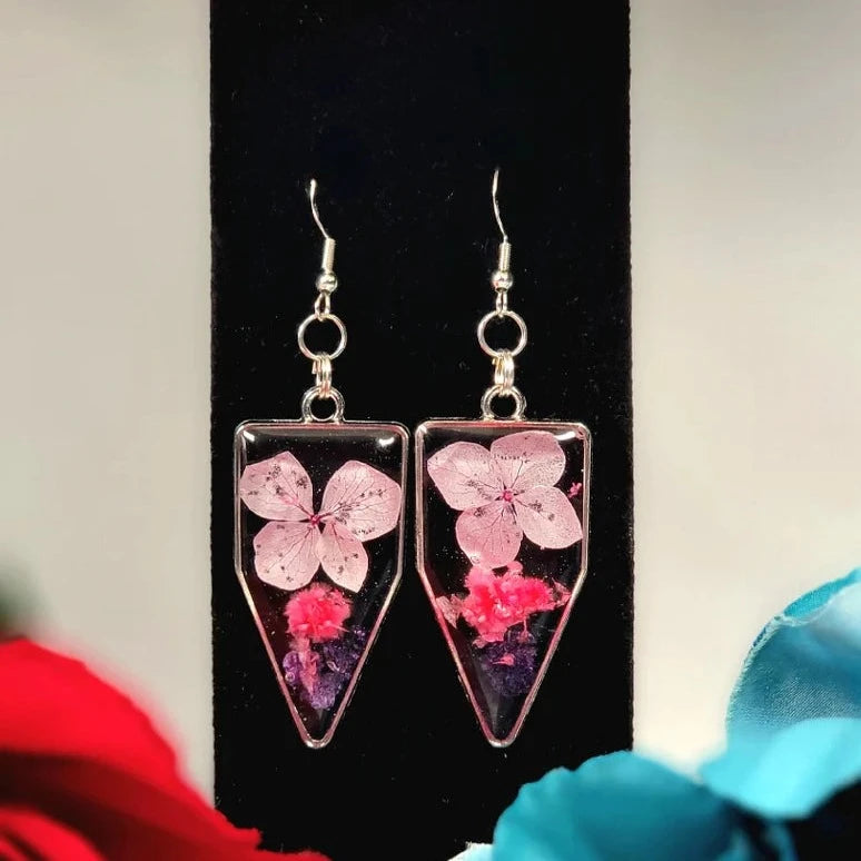 Pétales roses et boucle d’oreille d’œillet violet foncé, bijoux floraux délicats, l’art rencontre la nature, œuvre d’art botanique portable, pendentif inspiré de la nature