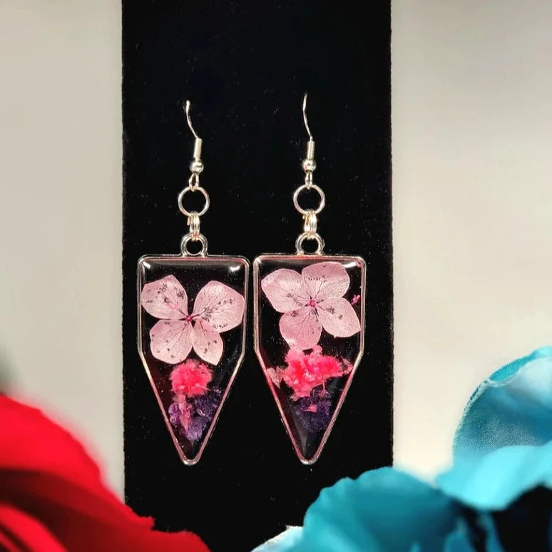 Pétales roses et boucle d’oreille d’œillet violet foncé, bijoux floraux délicats, l’art rencontre la nature, œuvre d’art botanique portable, pendentif inspiré de la nature