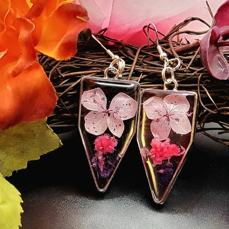 Pétales roses et boucle d’oreille d’œillet violet foncé, bijoux floraux délicats, l’art rencontre la nature, œuvre d’art botanique portable, pendentif inspiré de la nature