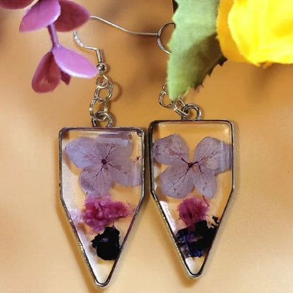 Pétales roses et boucle d’oreille d’œillet violet foncé, bijoux floraux délicats, l’art rencontre la nature, œuvre d’art botanique portable, pendentif inspiré de la nature