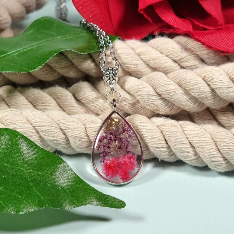 Claveles rosados ​​prensados ​​naturalmente y collar de flores de aliento de bebé púrpura, joyas de resina secas y conservadas, accesorio de fiesta delicado, hecho a mano