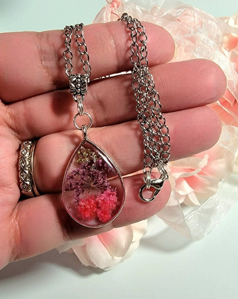 Claveles rosados ​​prensados ​​naturalmente y collar de flores de aliento de bebé púrpura, joyas de resina secas y conservadas, accesorio de fiesta delicado, hecho a mano