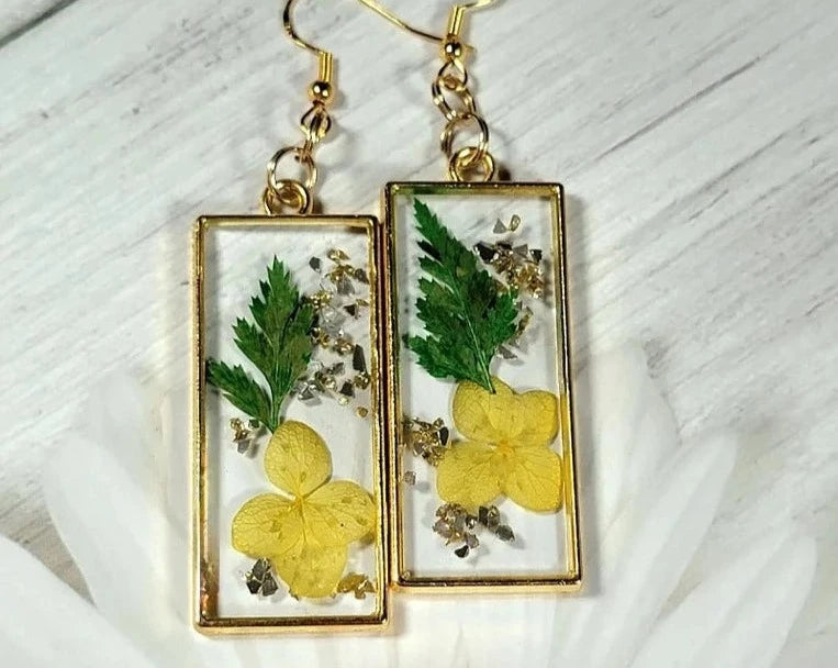 Boucle d’oreille pendante de fleur de pensée jaune faite à la main, pendentif de fleurs sauvages vivaces, bijoux floraux pressés, bijoux de jardin délicats, inspirés de la nature