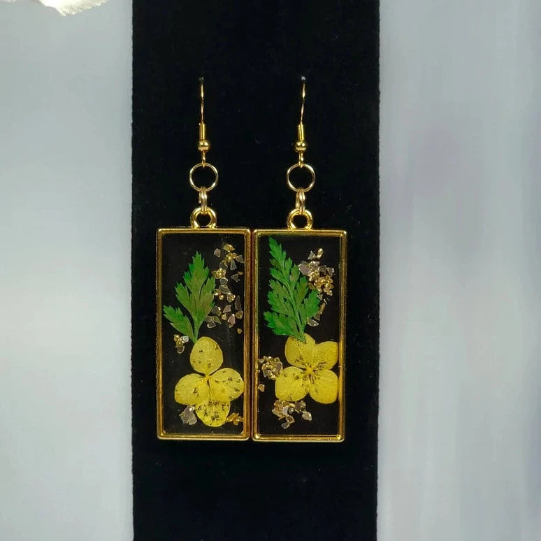 Boucle d’oreille pendante de fleur de pensée jaune faite à la main, pendentif de fleurs sauvages vivaces, bijoux floraux pressés, bijoux de jardin délicats, inspirés de la nature