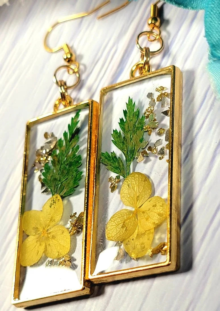 Boucle d’oreille pendante de fleur de pensée jaune faite à la main, pendentif de fleurs sauvages vivaces, bijoux floraux pressés, bijoux de jardin délicats, inspirés de la nature