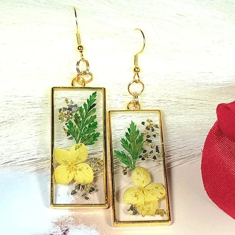 Boucle d’oreille pendante de fleur de pensée jaune faite à la main, pendentif de fleurs sauvages vivaces, bijoux floraux pressés, bijoux de jardin délicats, inspirés de la nature