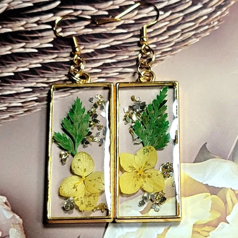 Boucle d’oreille pendante de fleur de pensée jaune faite à la main, pendentif de fleurs sauvages vivaces, bijoux floraux pressés, bijoux de jardin délicats, inspirés de la nature