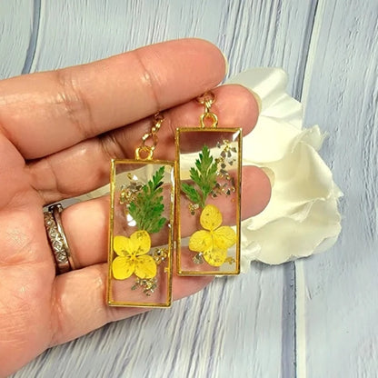 Boucle d’oreille pendante de fleur de pensée jaune faite à la main, pendentif de fleurs sauvages vivaces, bijoux floraux pressés, bijoux de jardin délicats, inspirés de la nature