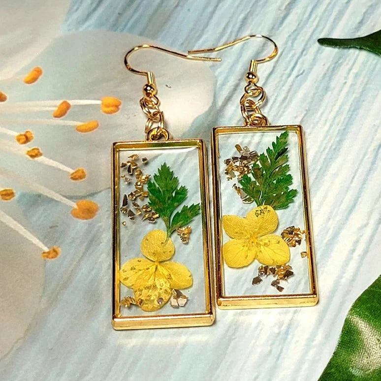 Boucle d’oreille pendante de fleur de pensée jaune faite à la main, pendentif de fleurs sauvages vivaces, bijoux floraux pressés, bijoux de jardin délicats, inspirés de la nature