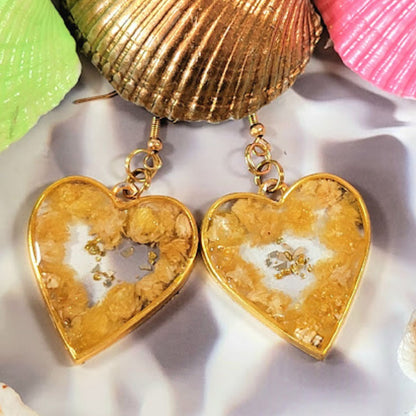 Pendientes románticos de clavel blanco, colgante en forma de corazón enmarcado con flores, joyería de moda de otoño delicada, joyería de encanto femenino atemporal