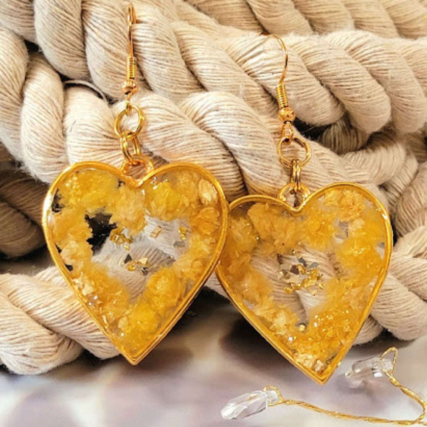 Boucles d’oreilles romantiques à œillets blancs, pendentif en forme de cœur encadré de fleurs, bijoux de mode d’automne délicats, bijoux de charme féminin intemporels