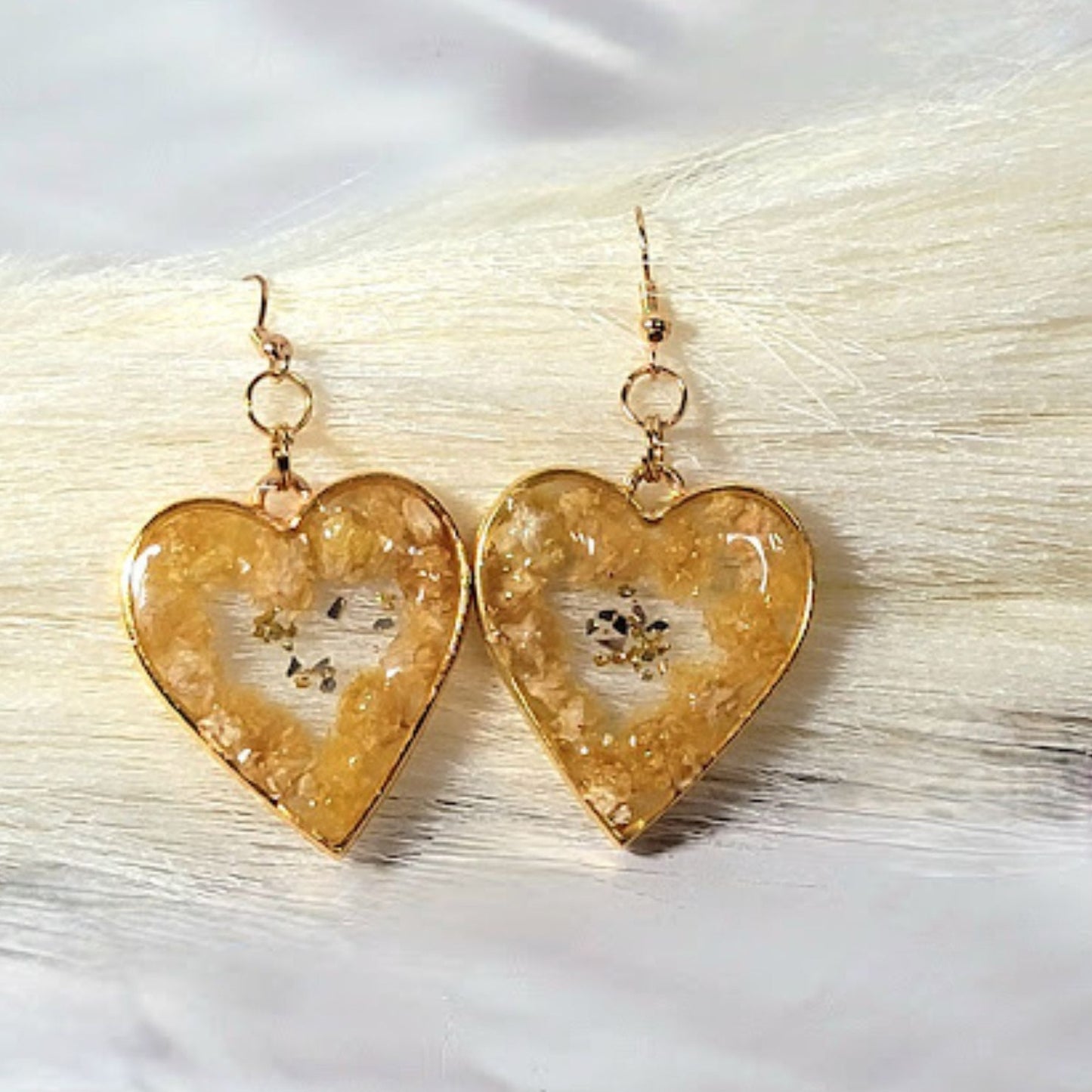 Pendientes románticos de clavel blanco, colgante en forma de corazón enmarcado con flores, joyería de moda de otoño delicada, joyería de encanto femenino atemporal