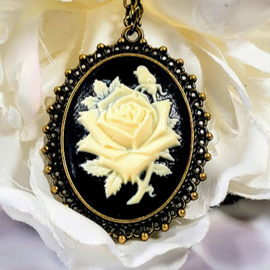 Collier Rose Cameo, Pendentif thème victorien classique, accessoire de robe de soirée élégant, design d’inspiration vintage, bijoux de style antique