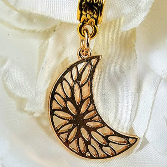 Golden Moon Necklace, Lunar-Themed Pendant, Sophisticated Celestial Jewelry