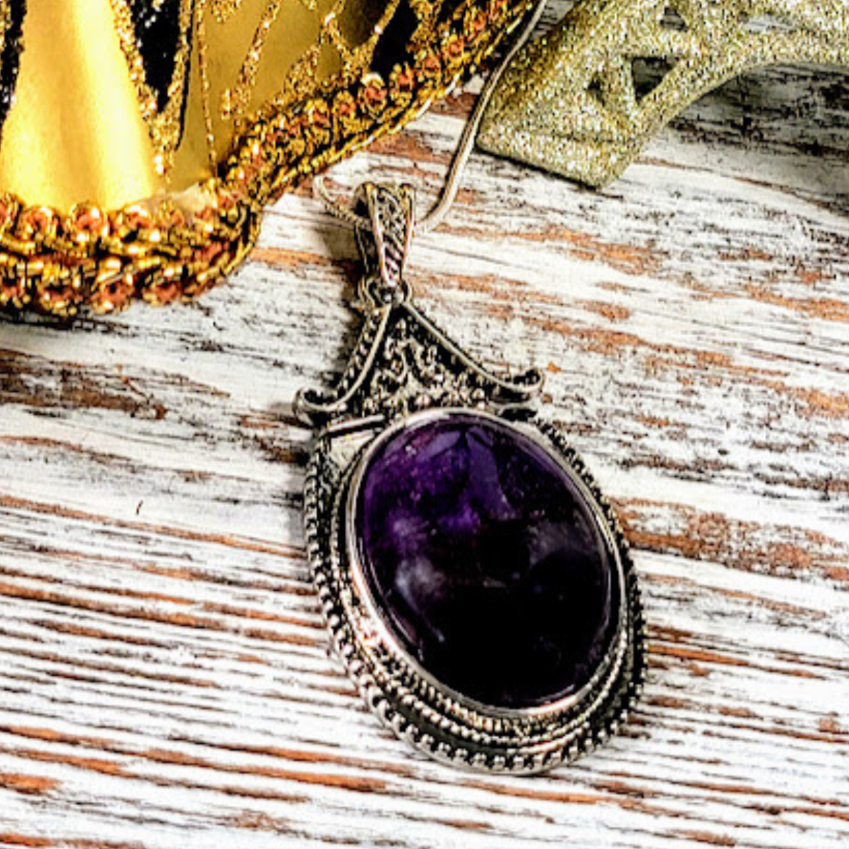 Collier violet fausse opale, pendentif sur le thème vintage, accessoire de déclaration audacieuse, bijoux en pierre de naissance élégamment conçus, bijoux de haute couture