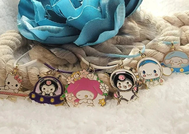 Collar de encanto Sanrio, colgante Kawaii, diseño Kuromi, joyería Hello Kitty, encanto juvenil caprichoso, cultura pop japonesa, accesorio de dibujos animados