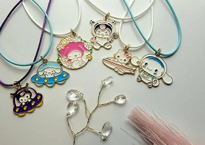 Collier de charme Sanrio, Pendentif Kawaii, Kuromi Design, Bijoux Hello Kitty, Charme juvénile fantaisiste, Culture pop japonaise, Accessoire de dessin animé