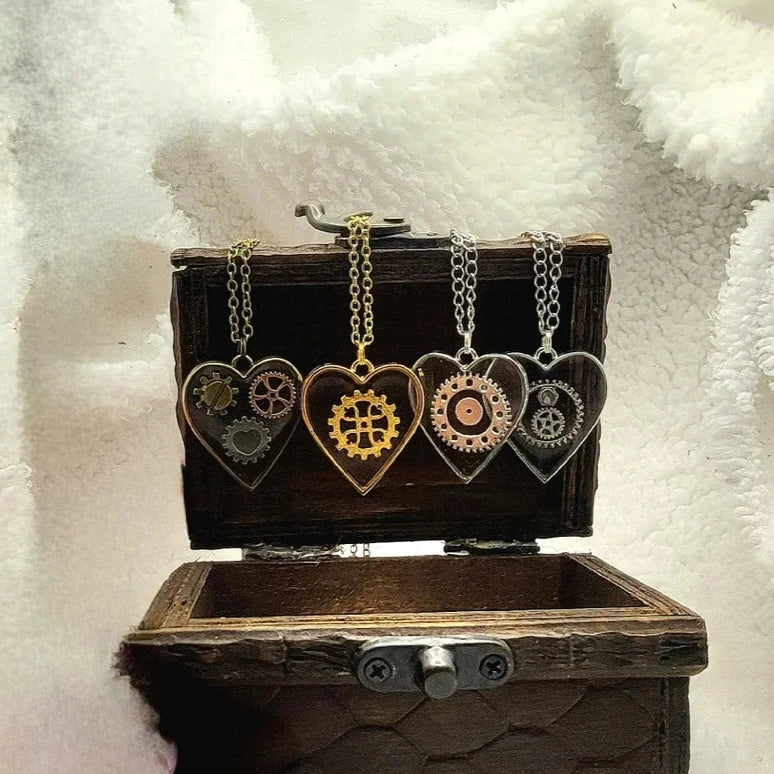 Collar Steampunk de corazón romántico, accesorio victoriano atemporal, accesorio de fusión moderno, regalo para los amantes de la joyería vintage, revestido de resina