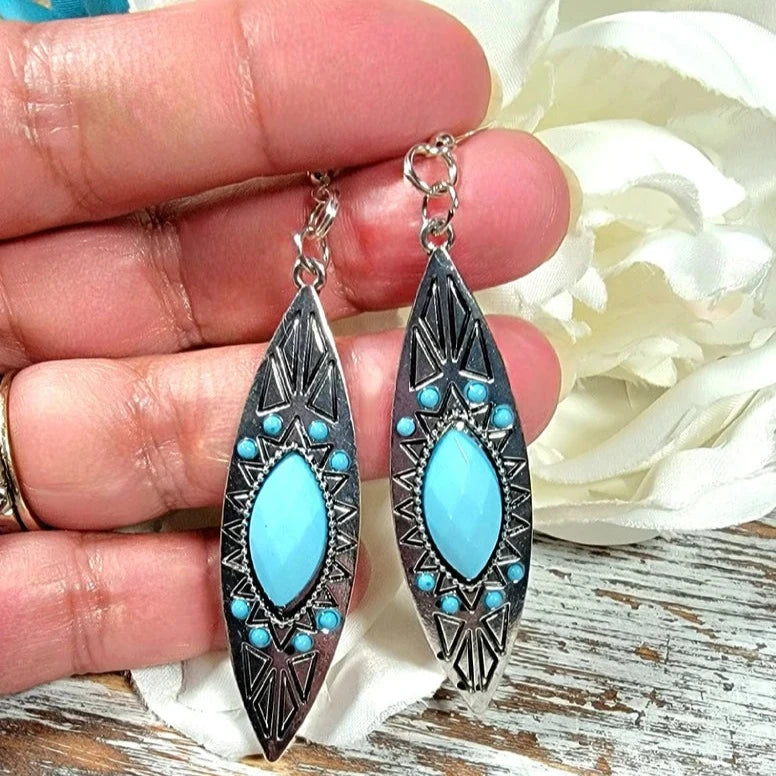 Boucle d’oreille en pierre gravée fausse turquoise, pendentif de style Boho, longue goutte élégante, accessoire Boho Chic moderne, goutte fascinante inspirée de la nature