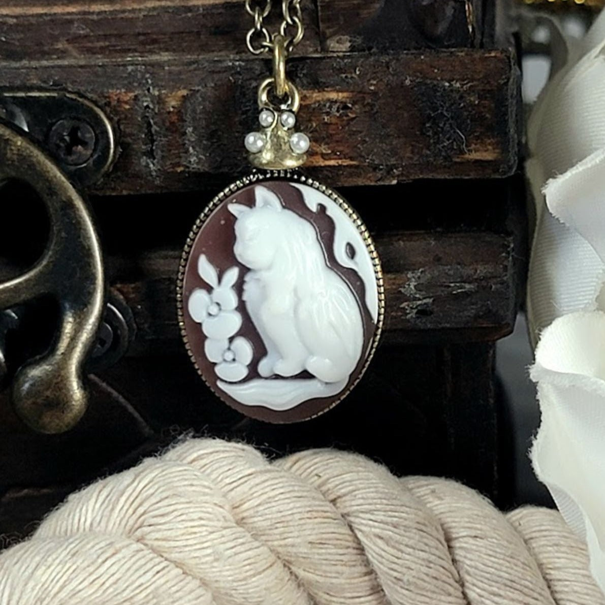 Elegant Feline Cat Cameo Necklace, Pearl-Adorned Cat Pendant, Unique Gift for Cat Enthusiasts