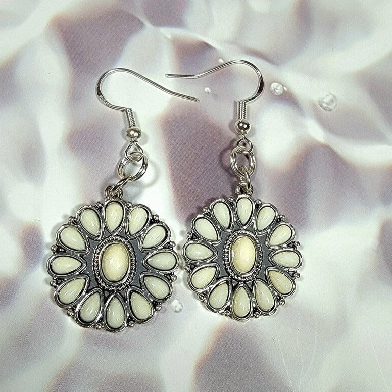 Fausses perles blanches en boucle d’oreille fleur d’argent, Boho Chic Drop, Bijoux Boho inspirés de la nature, Élégance naturelle pour les tenues décontractées