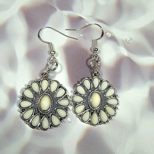 Perlas falsas blancas en pendiente de flor plateada, gota boho chic, joyería boho inspirada en la naturaleza, elegancia natural para atuendos casuales