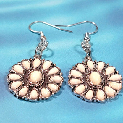 Fausses perles blanches en boucle d’oreille fleur d’argent, Boho Chic Drop, Bijoux Boho inspirés de la nature, Élégance naturelle pour les tenues décontractées