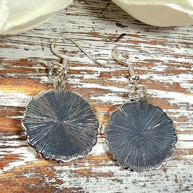 Fausses perles blanches en boucle d’oreille fleur d’argent, Boho Chic Drop, Bijoux Boho inspirés de la nature, Élégance naturelle pour les tenues décontractées