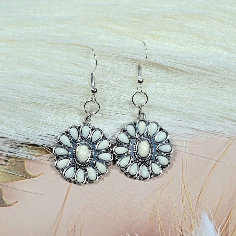 Perlas falsas blancas en pendiente de flor plateada, gota boho chic, joyería boho inspirada en la naturaleza, elegancia natural para atuendos casuales