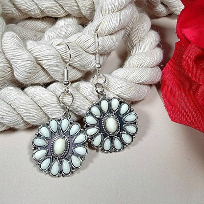 Perlas falsas blancas en pendiente de flor plateada, gota boho chic, joyería boho inspirada en la naturaleza, elegancia natural para atuendos casuales