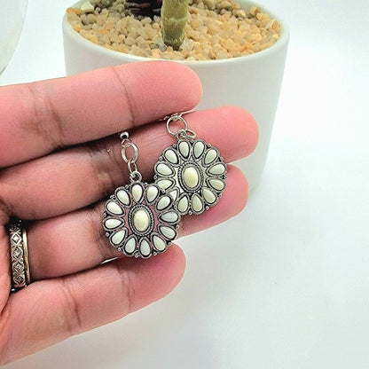 Perlas falsas blancas en pendiente de flor plateada, gota boho chic, joyería boho inspirada en la naturaleza, elegancia natural para atuendos casuales